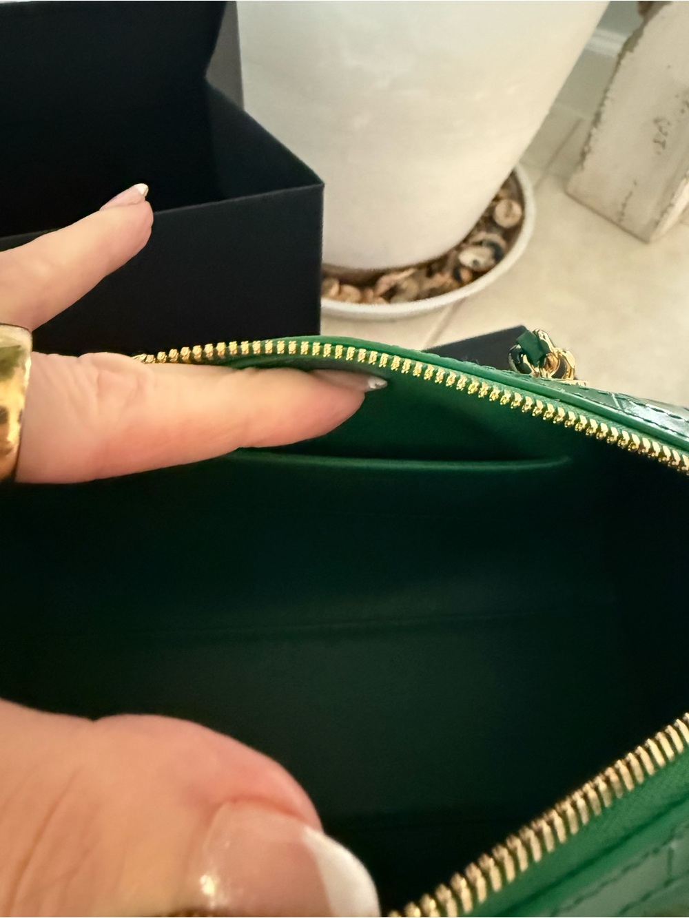 CHANEL 🔥 Green Croc-Embossed Barrel Bag with Gold Chain 2026 collection - Picture 4 of 5